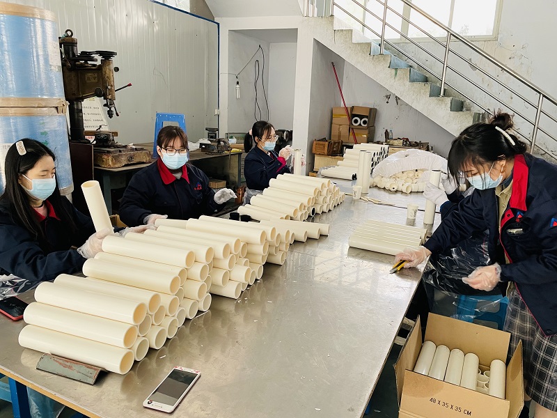 全員齊上陣，大批量活性炭濾芯趕制中